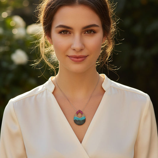 Mujer Luciendo Collar Gargantilla Plata 925 Gota Multicolor Turquesa Natural y Circonitas. Joyeria Osnor