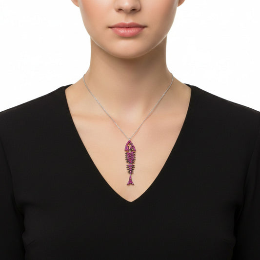 Mujer Luciendo Collar Gargantilla Plata 925 Pez Articulado con Circonitas Fucsia. Joyeria Osnor