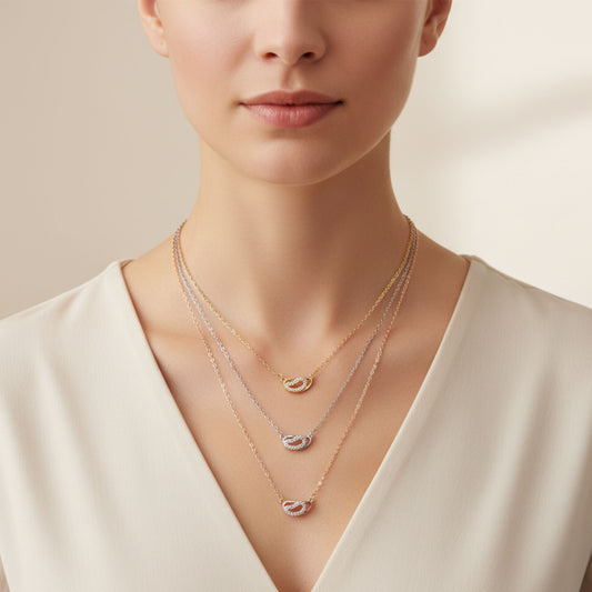 Mujer Luciendo Collar Gargantilla mujer Triple Tricolor Plata Rodio con Circonitas Blancas. Joyeria Osnor