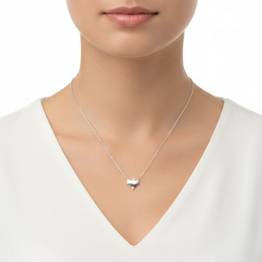 Mujer Luciendo Collar Gargantilla Hoja Plata 925 Lisa Acabado en Rodio. Joyeria Osnor
