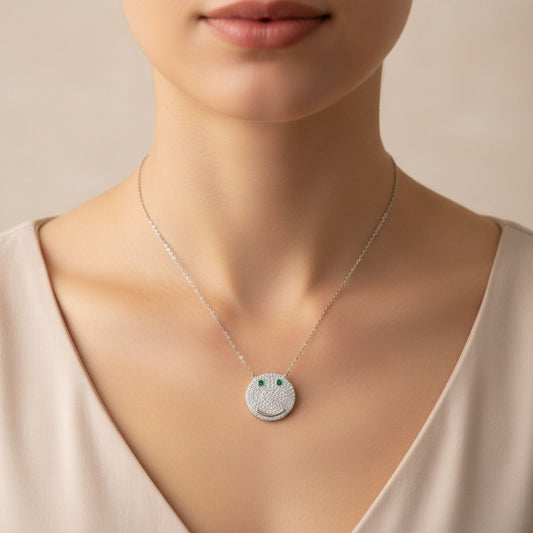Mujer Luciendo Collar Gargantilla Smiley · Plata 925 Acabado Rodio con Circonitas Blancas y Ojos Verdes. Joyeria Osnor