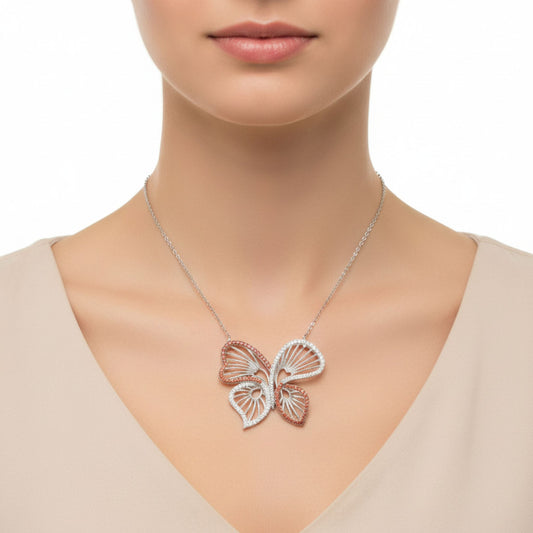 Mujer Luciendo Collar Mariposa Calada Plata Rodio con Circonitas.Joyeria Osnor