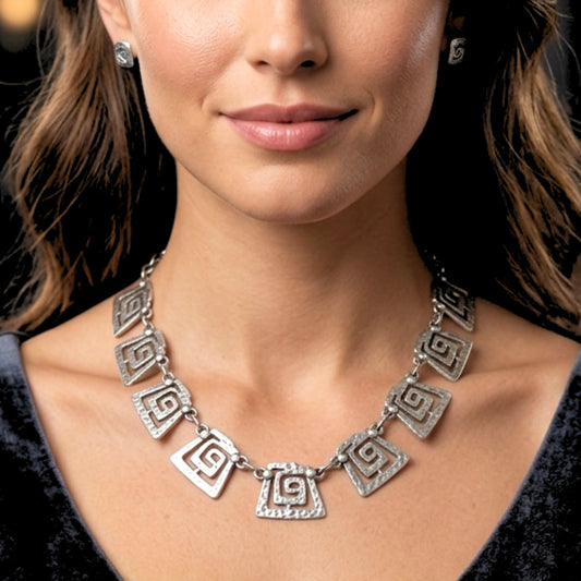 chica luciendo collar tipo gargantilla diseño exclusivo joyeria osnor zamak