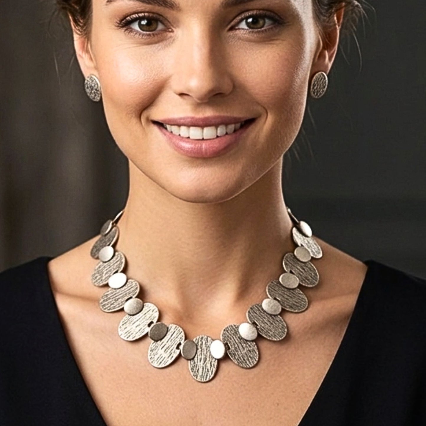 chica luciendo collar de zamak diseño exclusivo joyeria osnor zamak