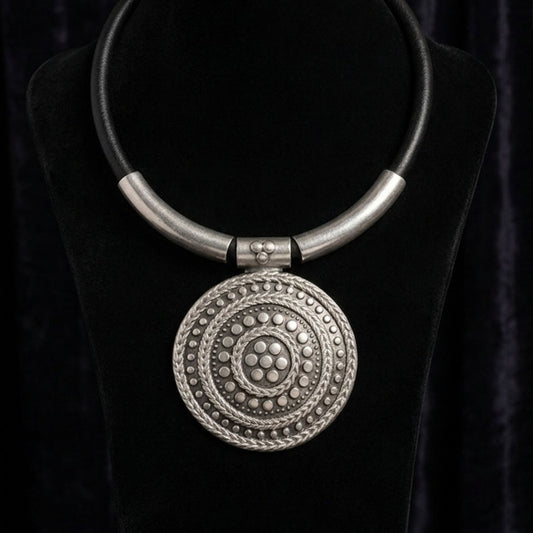 expositor luciendo collar de zamak uinsex joyeria osnor zamak