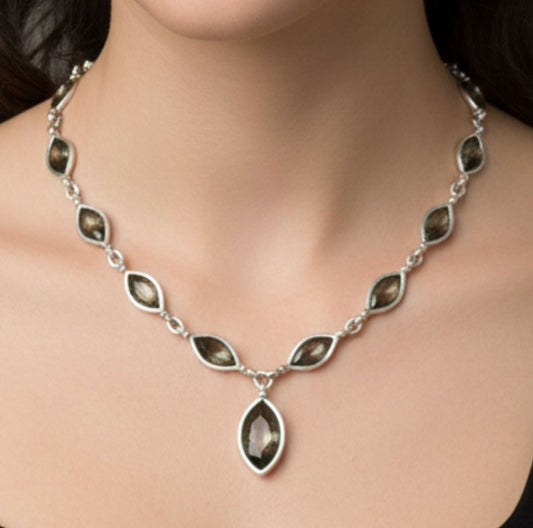 Chica luciendo collar de zamak mujer diseño joyería osnor moda moderno fiesta fashion glamour lujo elegante hipoalergénico plateado aleación de 4 metales zinc aluminio magnesio y cobre