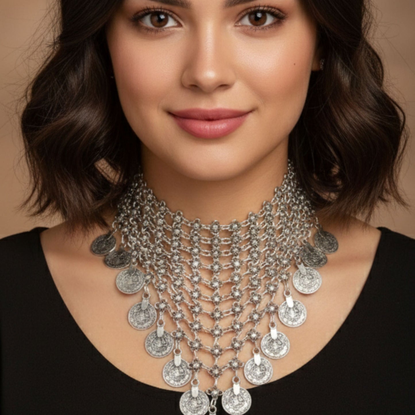 Collar de zamak con monedas puesto en modelo - detalle del diseño multicapa y acabado plateado