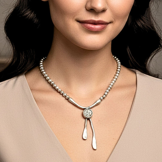 chica luciendo collar joyeia osnor zamak