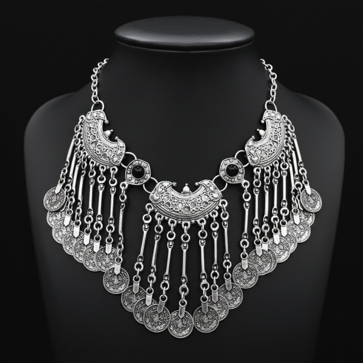 expositor luciendo collar piedras negras zamak mujer exclusivo joyeria osnor zamak