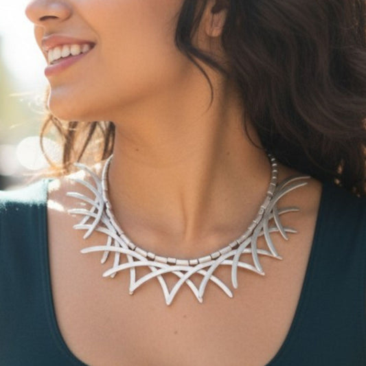 chica luciendo collar exclusivo de moda joyeria osnor zamak