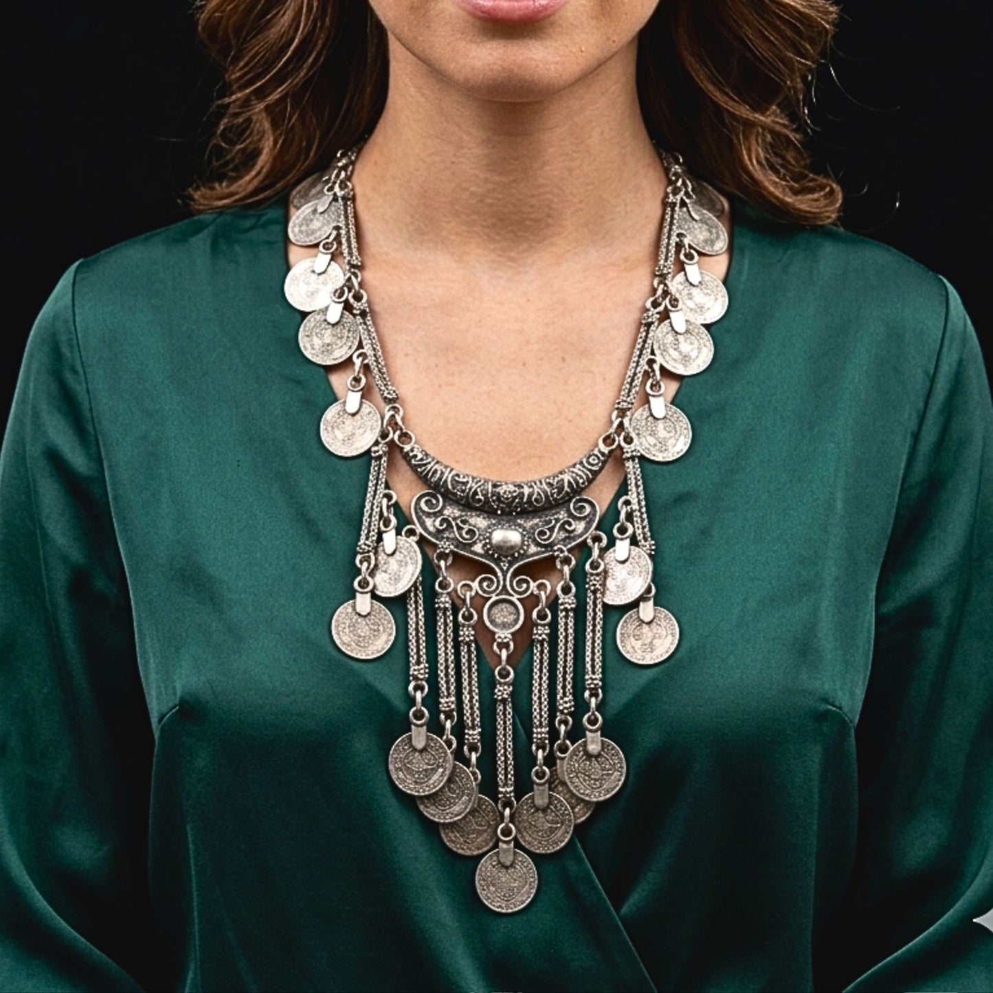 chica luciendo collar largo con monedas en zamak joyeria osnor zamak