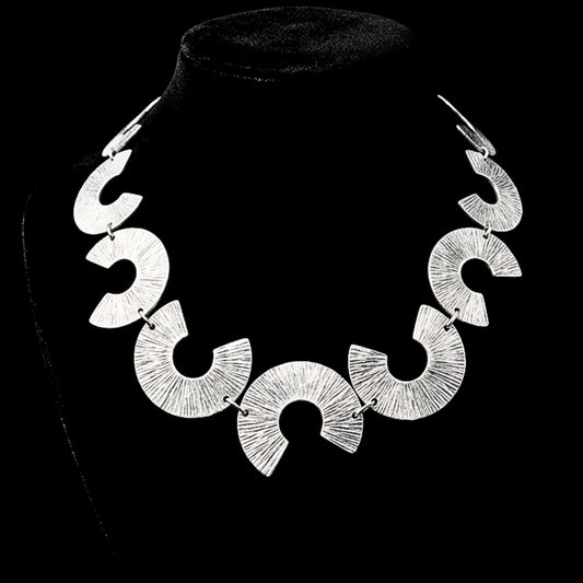 expositor luciendo collar zamak mujer joyeria osnor zamak
