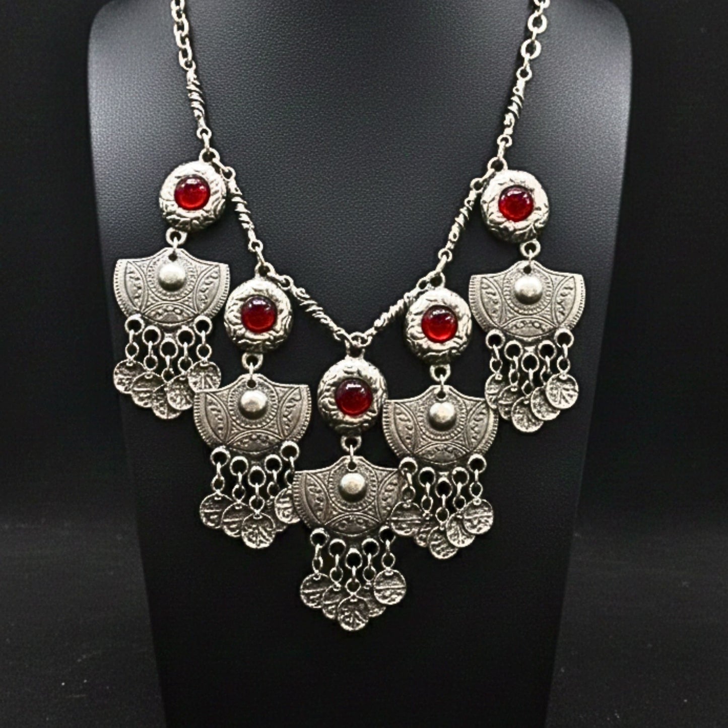 expositor luciendo collar de zamak y piedras rojas exclusivo joyeria osnor zamak