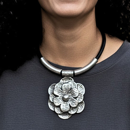 chica luciendo collar zamak y cuero unisex relieve 3D flor Joyeria Osnor