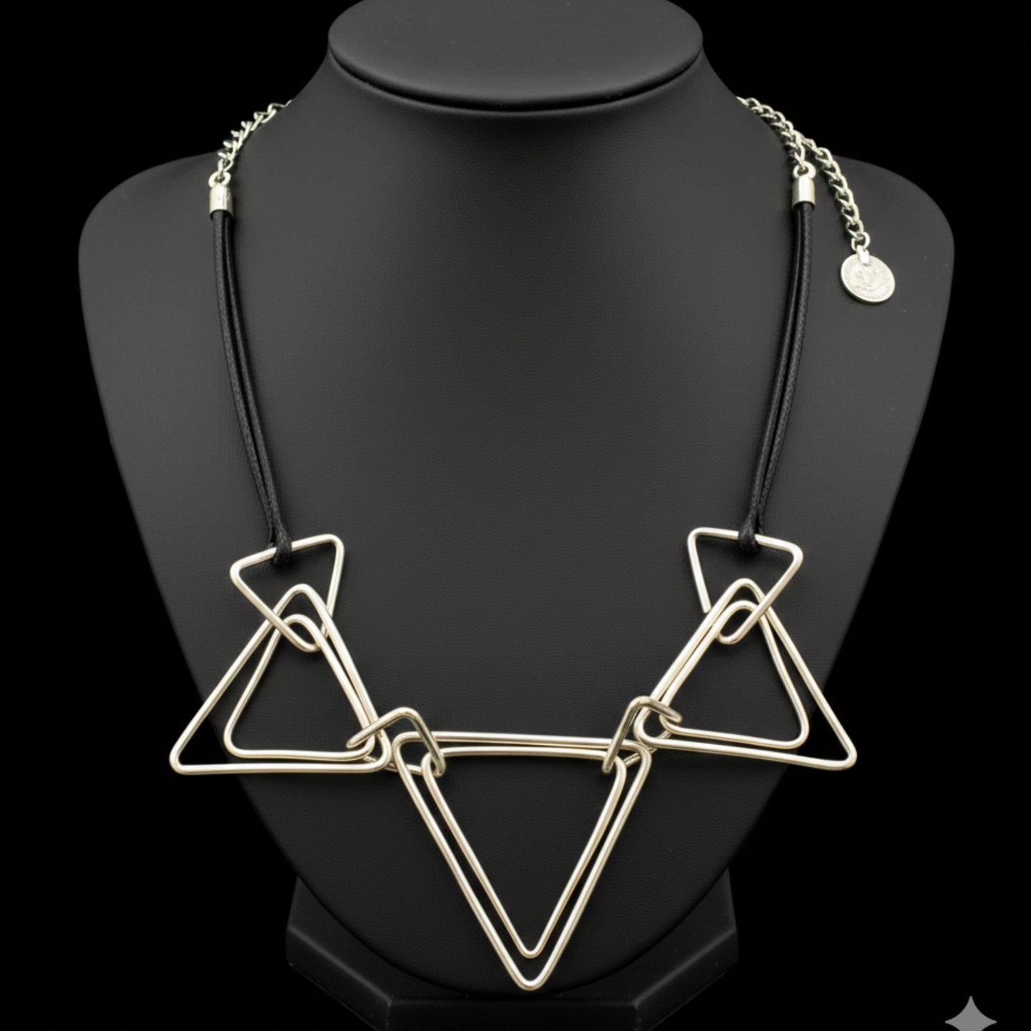 Collar Zamak Triángulos Plateados | Unisex | Joyería Osnor