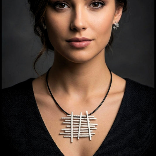 Mujer luciendo collar zamak unisex con colgante geometrico hipoalergenico. Joyeria Osnor Zamak