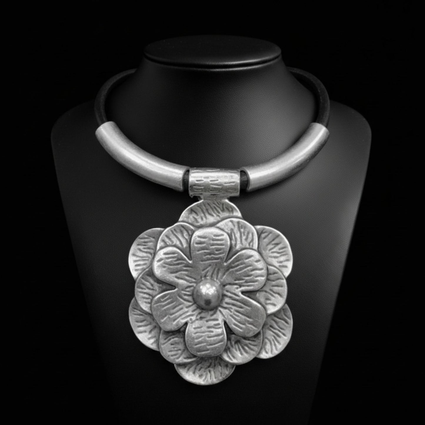 collar unisex flor zamak y cuero joyeria osnor zamak