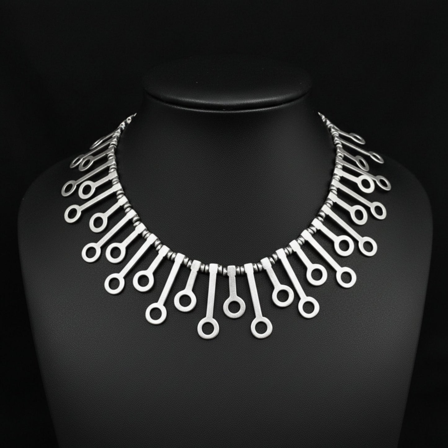 expositor luciendo collar unisex de zamak joyeria osnor zamak