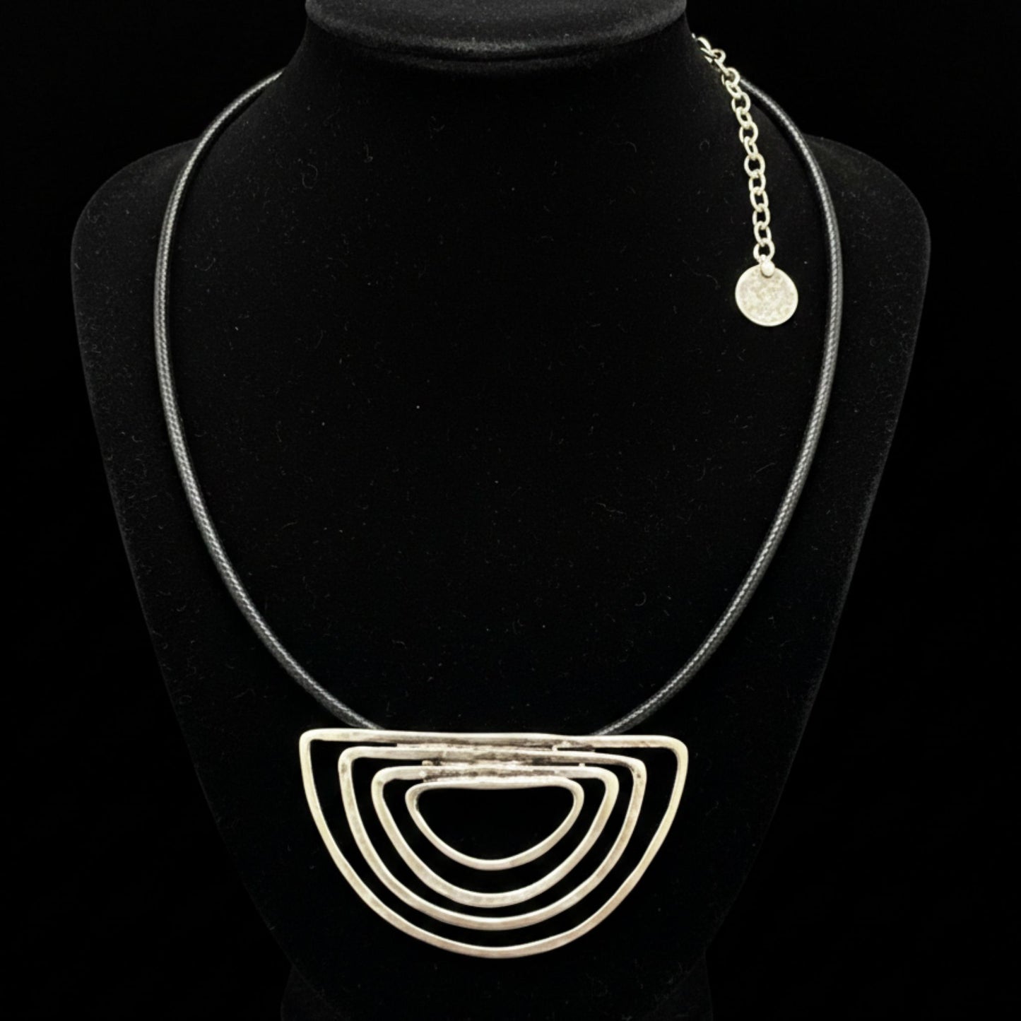 Collar Gargantilla Zamak Plateado & Piel Negra | Unisex | Joyería Osnor