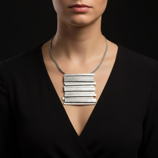 Chica Luciendo Collar Zamak Colgante Barras Apiladas Cadena Serpiente Unisex Joyeria Osnor