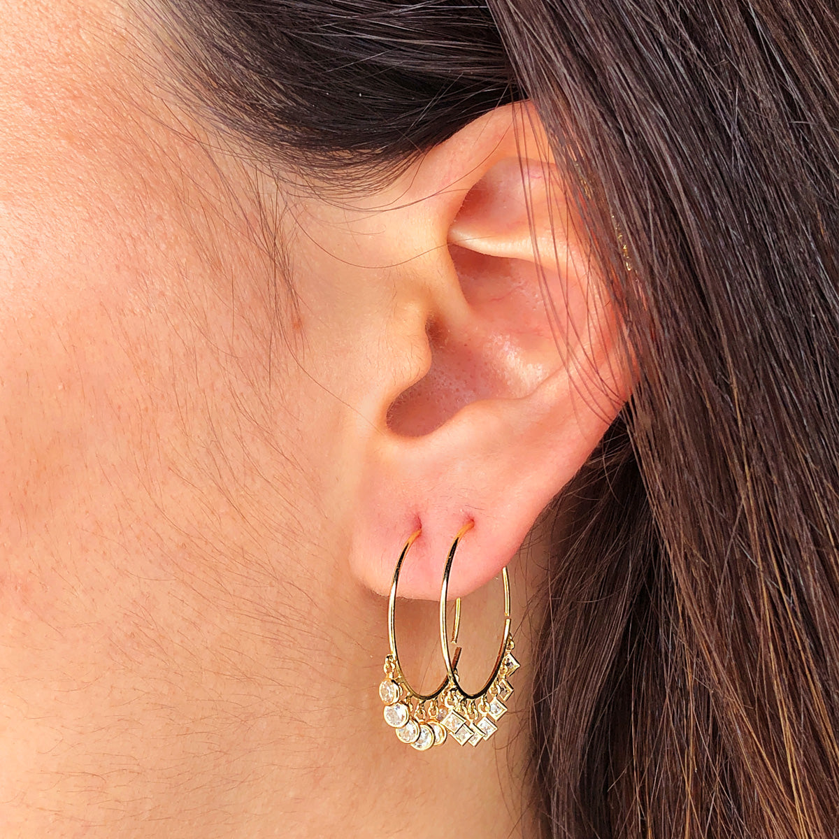 18K AROS ORO AMARILLO HILO DE 20 MM CON 5 COLGANTES CIRCONITA BLANCAS