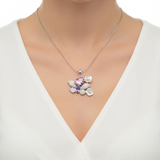 Mujer Luciendo Collar Gargantilla Mariposa Plata 925 con Circonitas Joyeria Osnor