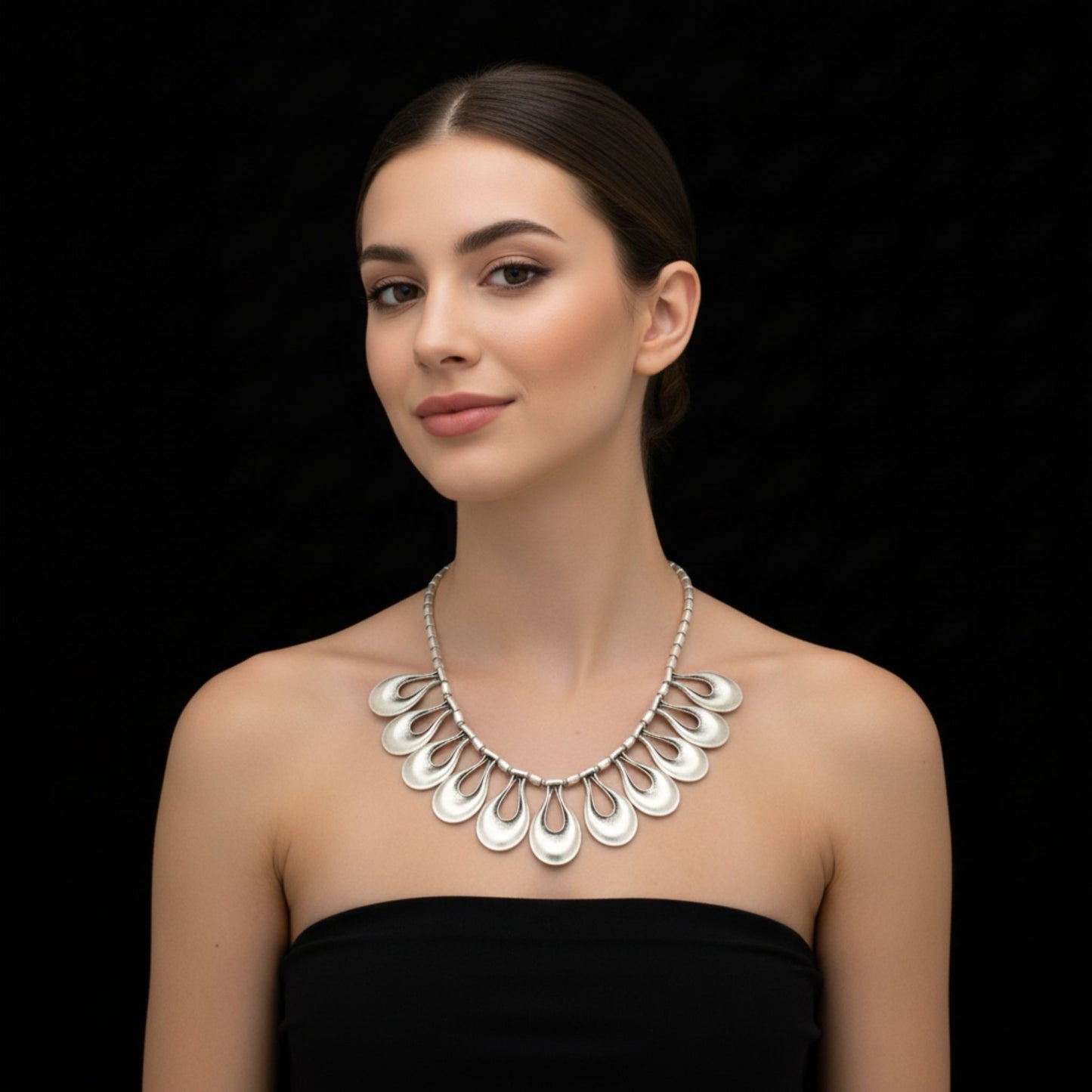 Mujer luciendo collar statement de zamak plateado de gota hipoalergénico