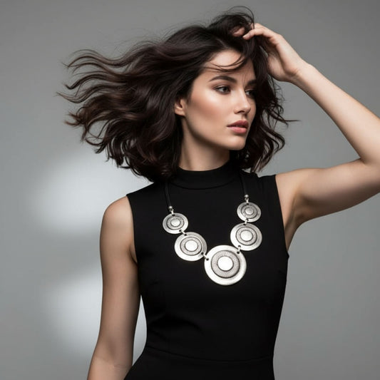 Collar unisex de zamak hipoalergénico con medallones circulares texturizados