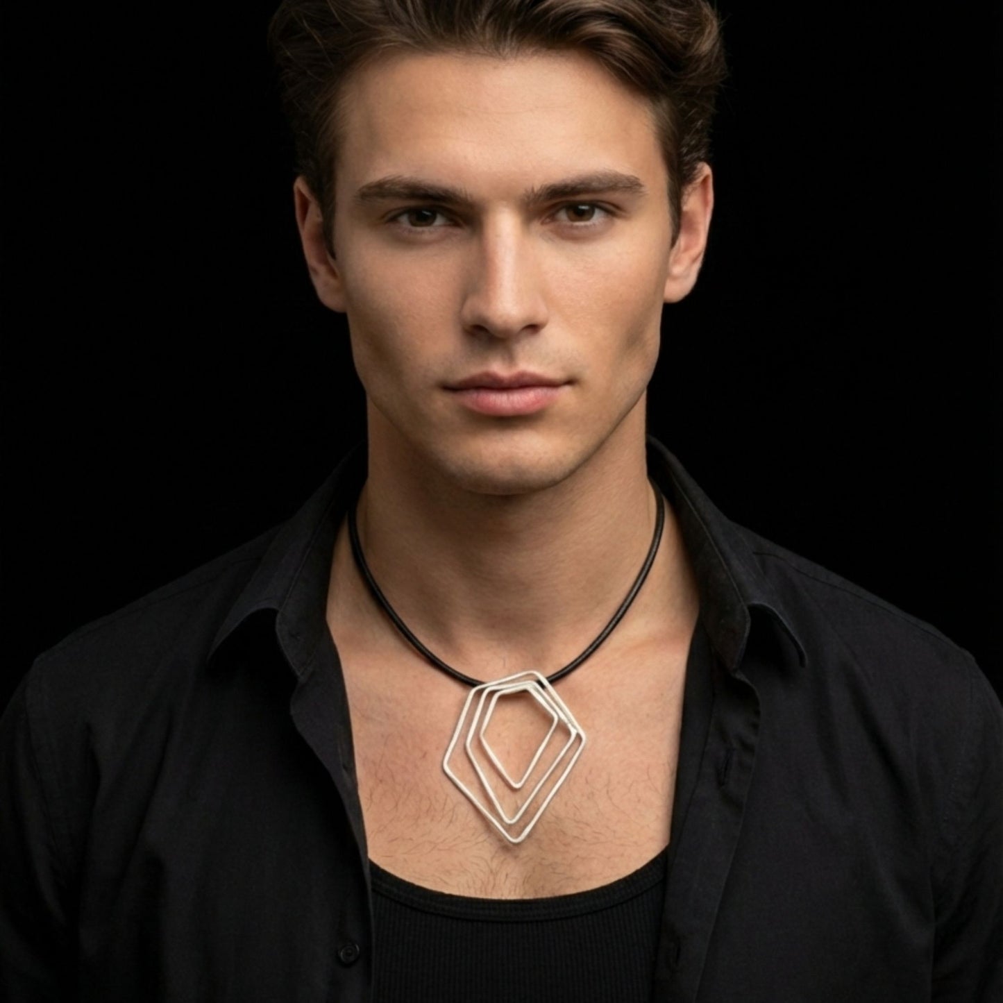 Collar Gargantilla Geométrica Zamak Plateado con Cordón de Piel Negra | Unisex