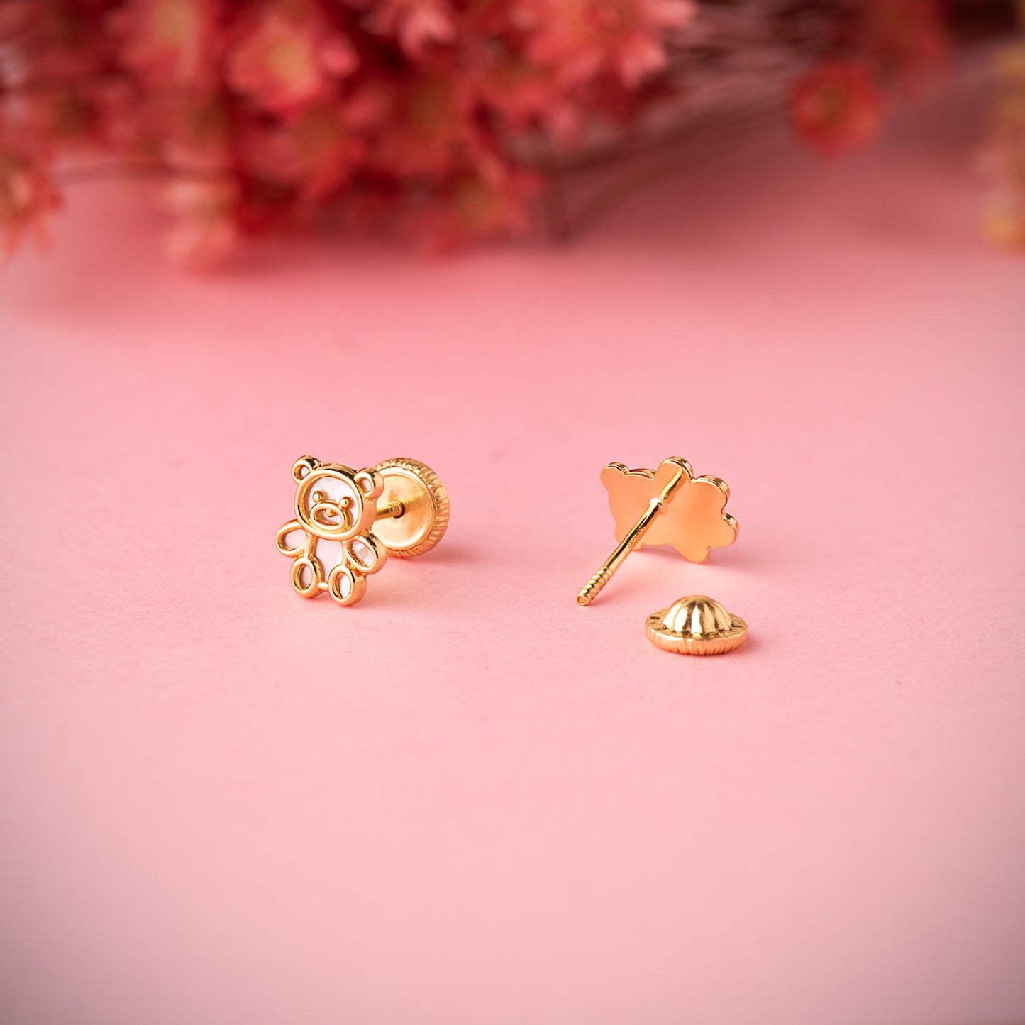 18K PENDIENTES ORO AMARILLO OSOS SILUETA INTERIOR NACAR 7 X 6 MM. CIERRE TUERCA