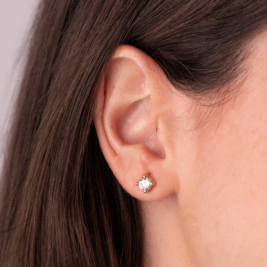 18K PENDIENTES ORO AMARILLO CIRCONITA 5MM CON 4 GARRAS. ANCHO: 5,5 MM. CIERRE PRESION