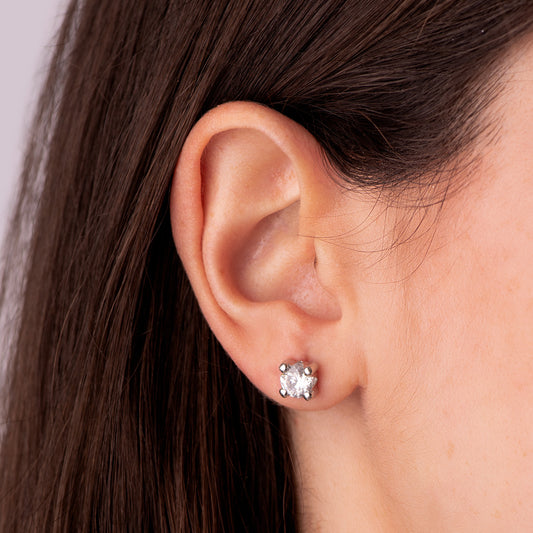 18K PENDIENTES ORO BLANCO CIRCONITA 6MM CON 4 GARRAS. ANCHO: 6,5 MM. CIERRE PRESION
