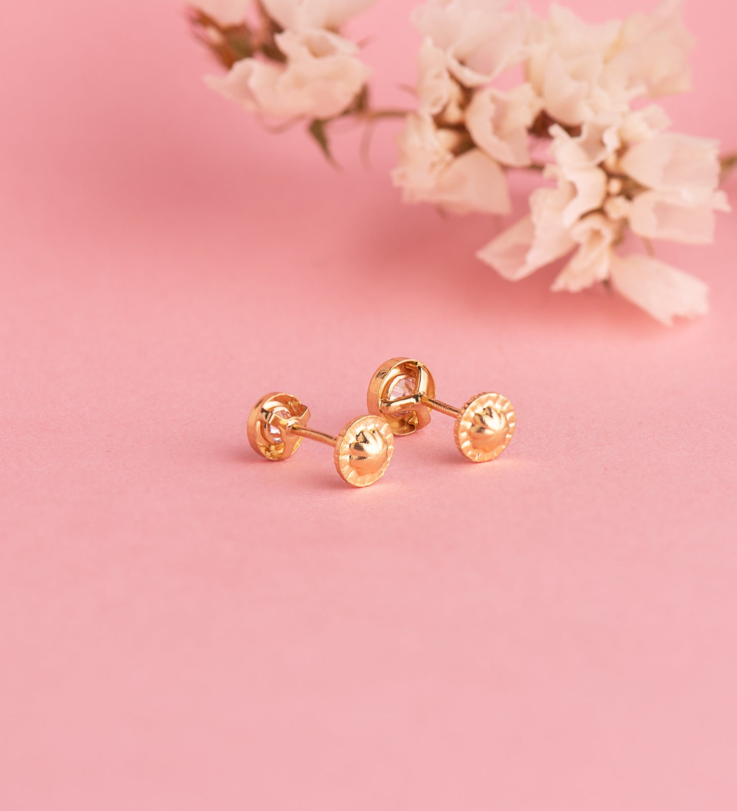 18K PENDIENTES ORO AMARILLO CHATON REDONDO CONCAVO CON CIRCONITA. ANCHO: 5,5 MM. CIERRE TUERCA