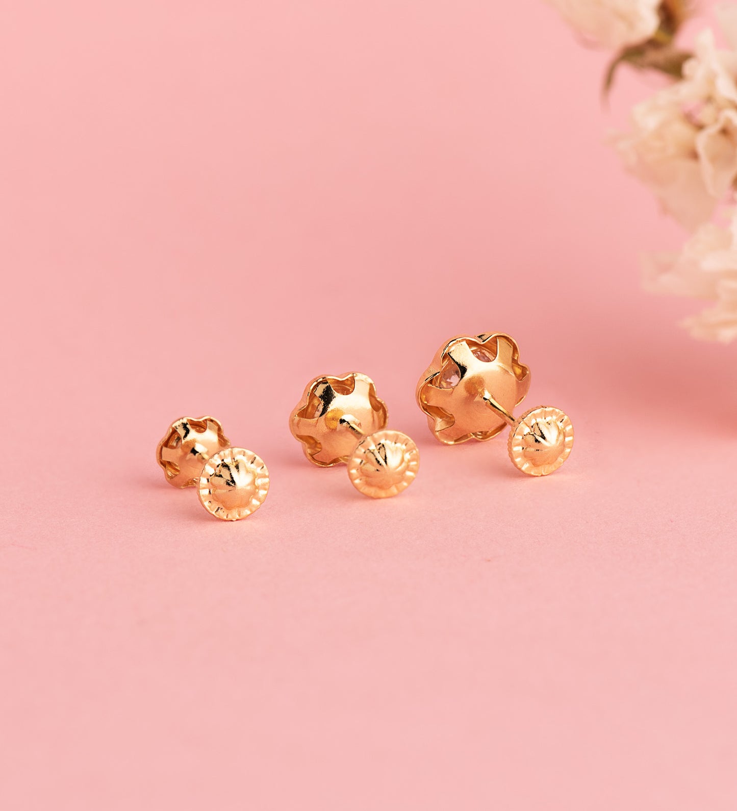 18K PENDIENTES ORO AMARILLO CHATON FLOR ORLA TALLADA CIRCONITA. MEDIDA: 9MM CIERRE TUERCA