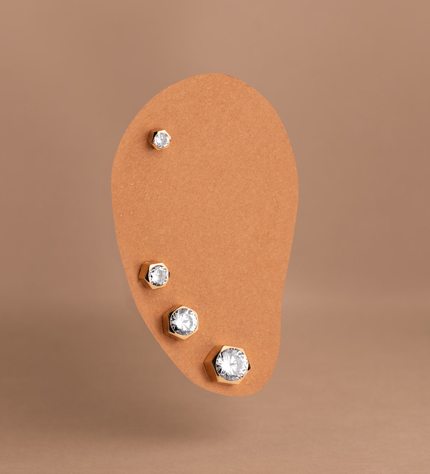 18K PENDIENTES ORO AMARILLO CHATON HEXAGONO CON CIRCONITA. MEDIDA: 6 X 5,5 MM. CIERRE TUERCA