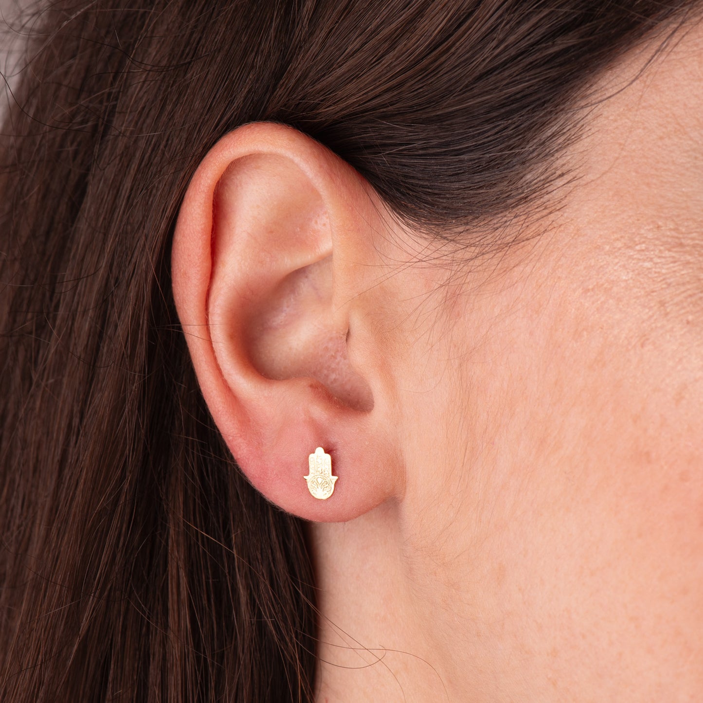 18K PENDIENTES ORO AMARILLO MANO DE FATIMA RELIEVE 7 X 5 MM. CIERRE PRESION