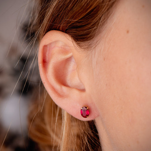18K PENDIENTES ORO AMARILLO OVAL PIEDRA ROJA 7 X 5 MM. CIERRE PRESION