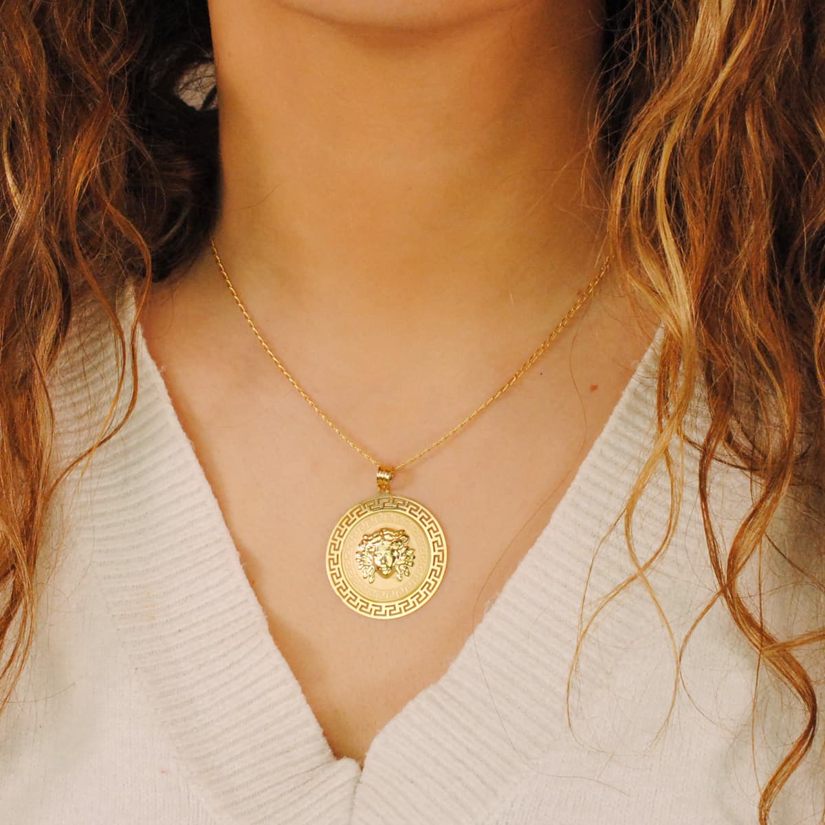 18K MEDALLA ORO AMARILLO MEDUSA CON BORDE CALADA Y GRECA MATIZADA 33 MM