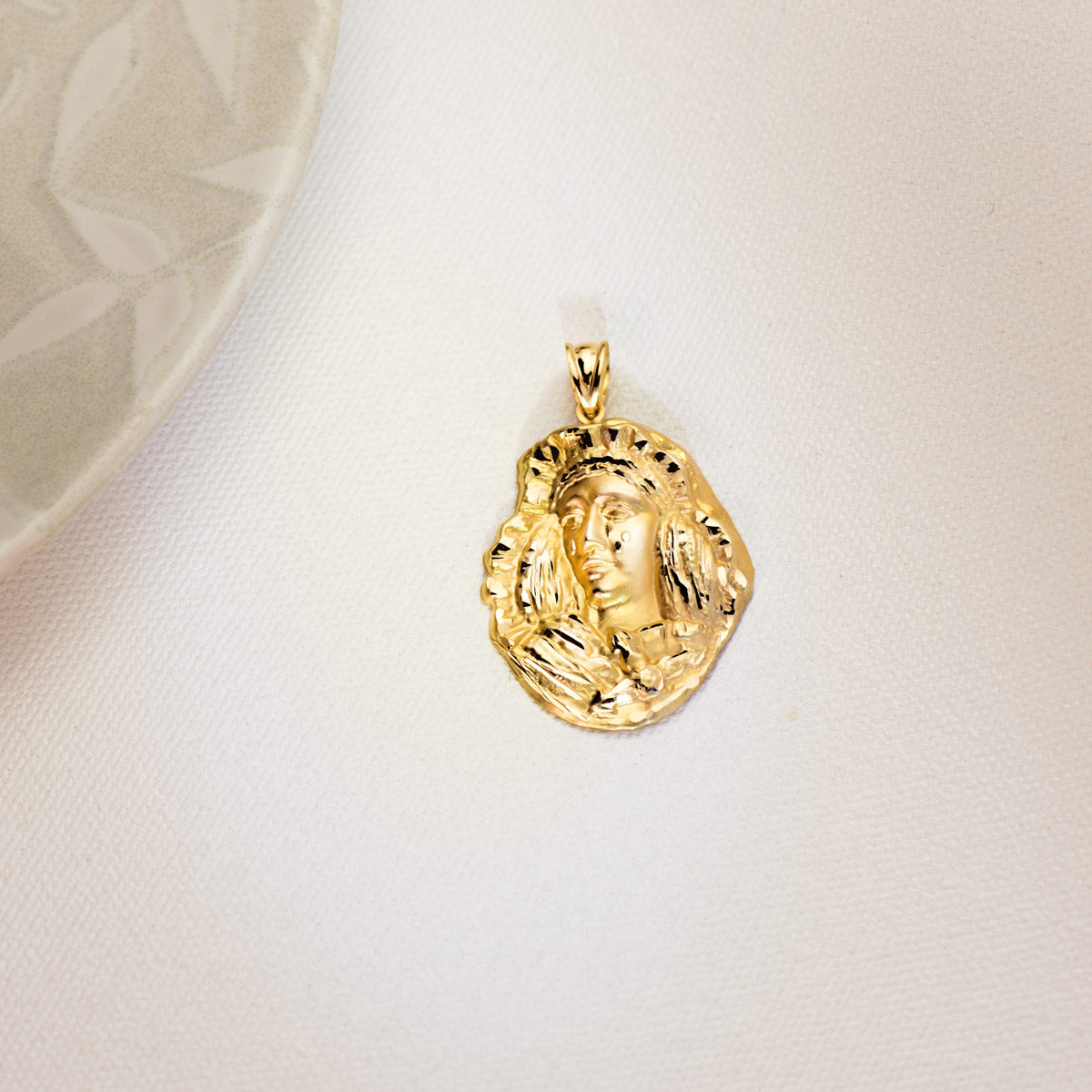 18K MEDALLA ORO AMARILLO ESPERANZA DE TRIANA SILUETA TALLADA 35X28 MM