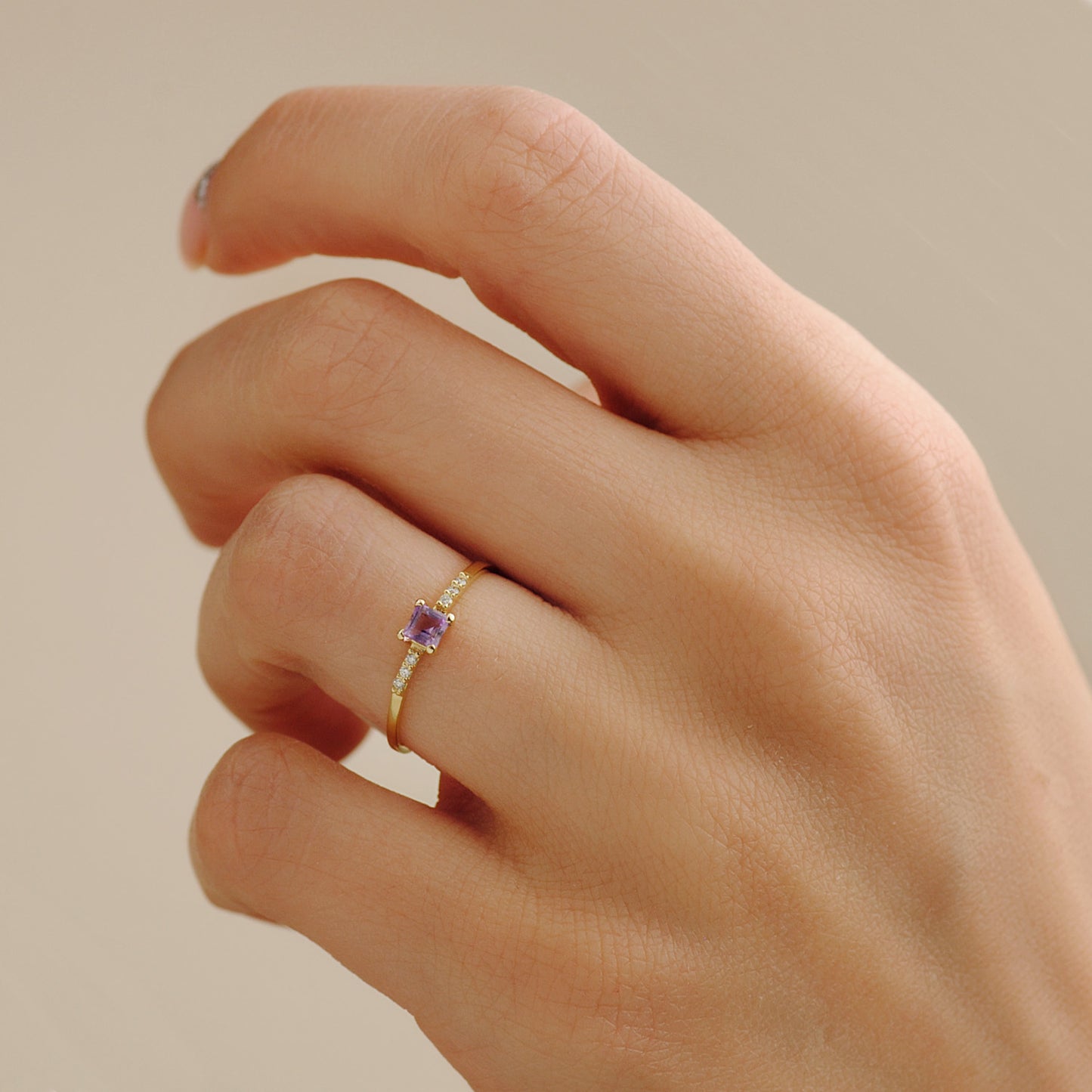 18K SORTIJA ORO AMARILLO 6 DIAMANTES DE LABORATORIO 0,030QTS. G-VS2. AMATISTA 3X3MMCUERPO 1 MM