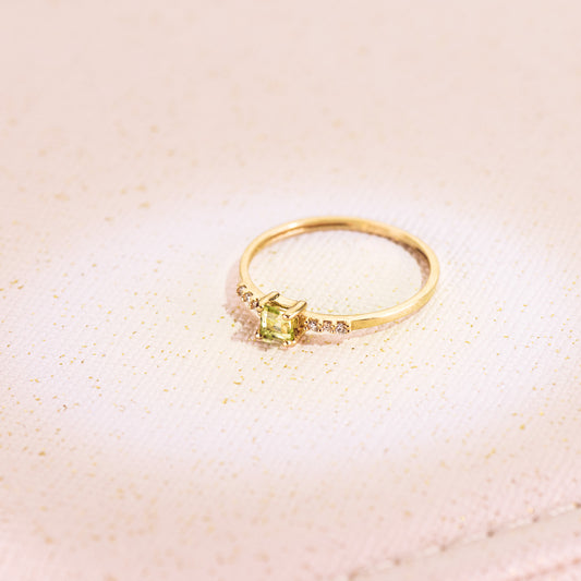 18K SORTIJA ORO AMARILLO 6 DIAMANTES 0,030 QTS. G-VS2. OLIVINA 3X3MM CUERPO 1 MM