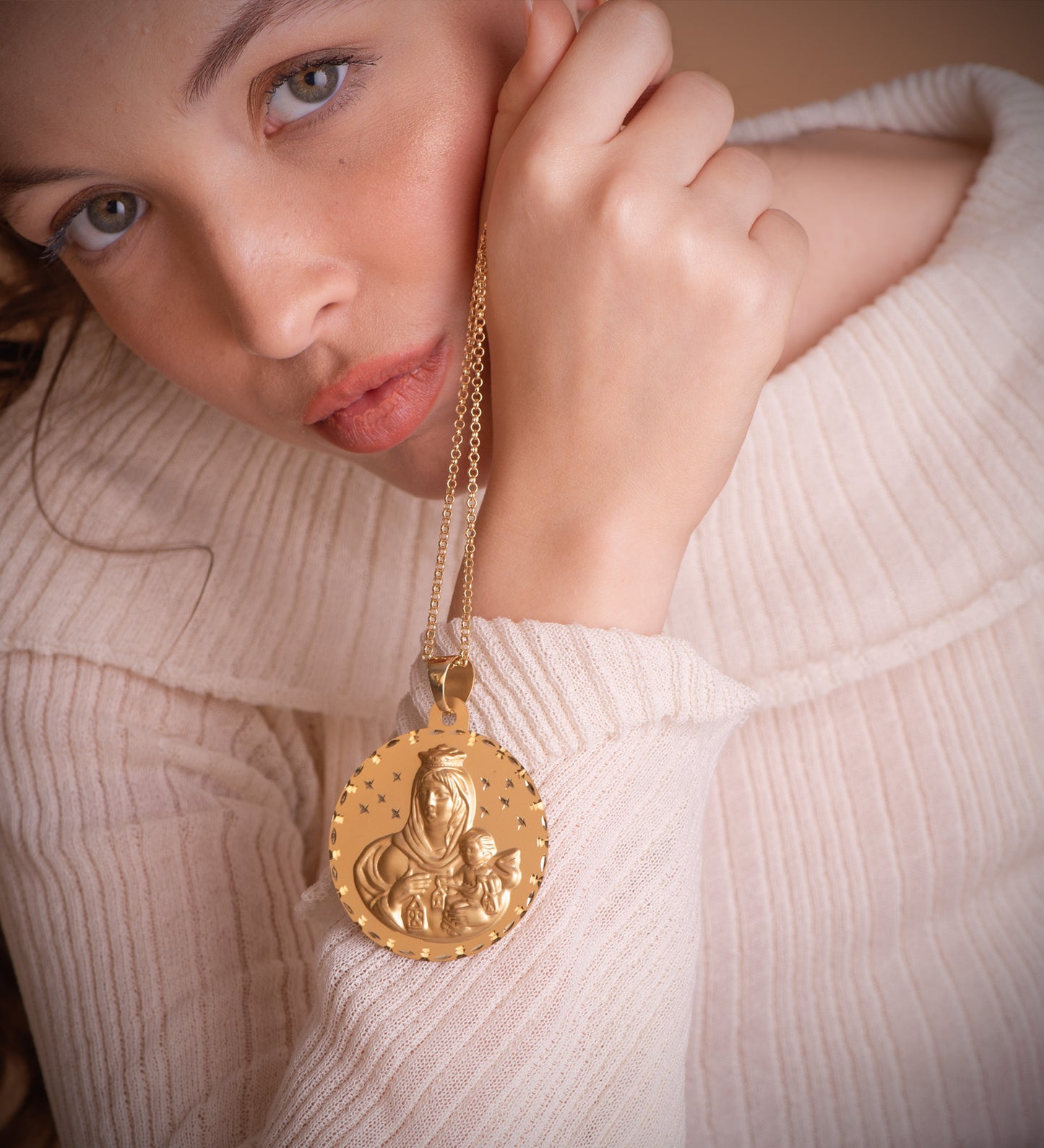 18K MEDALLA ORO AMARILLO VIRGEN DEL CARMEN TALLADA 42 MM
