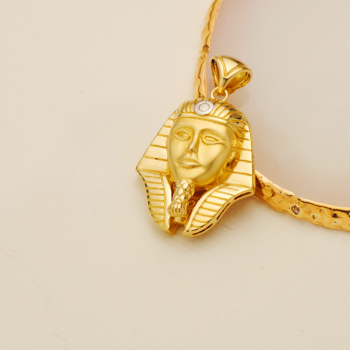 18K COLGANTE ORO BICOLOR EGIPCIO TUTANKAMON BRILLO 32X28 MM