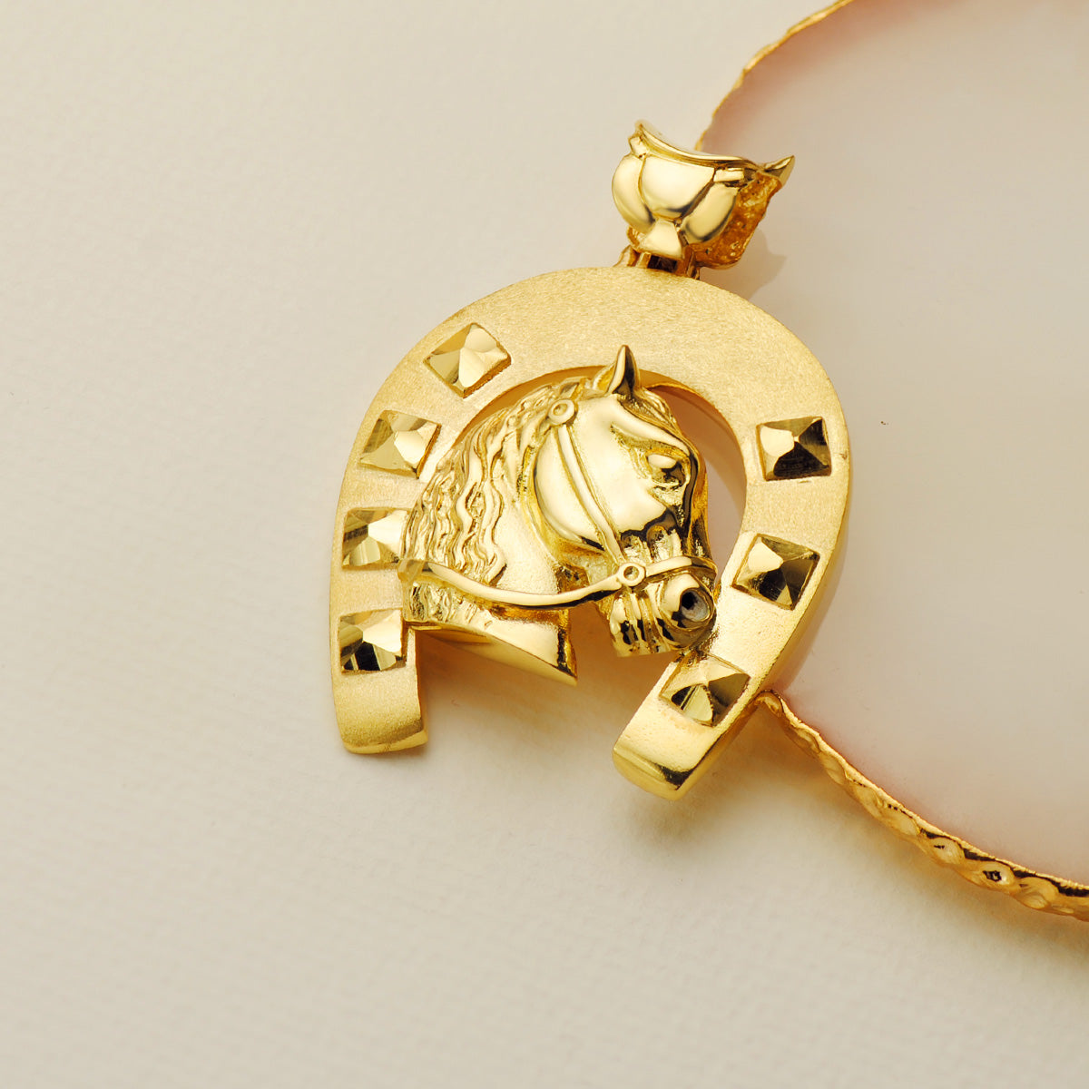 18K COLGANTE ORO AMARILLO HERRADURA CON CABALLO 44X39 MM