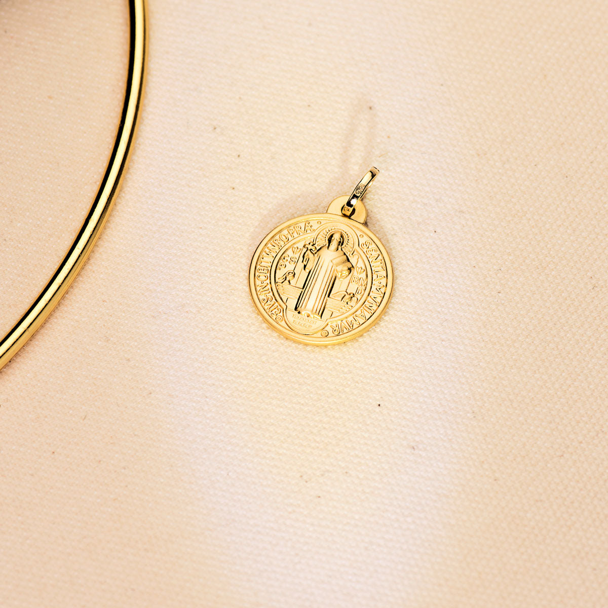 18K MEDALLA ESCAPULARIO ORO AMARILLO SAN BENITO MONJE 20 MM MATIZADA