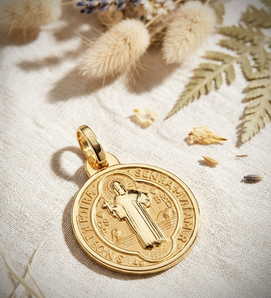 18K MEDALLA ESCAPULARIO SAN BENITO MONJE BRILLO Y FONDO MATIZADO 24 MM ESPALDA EN BRILLO