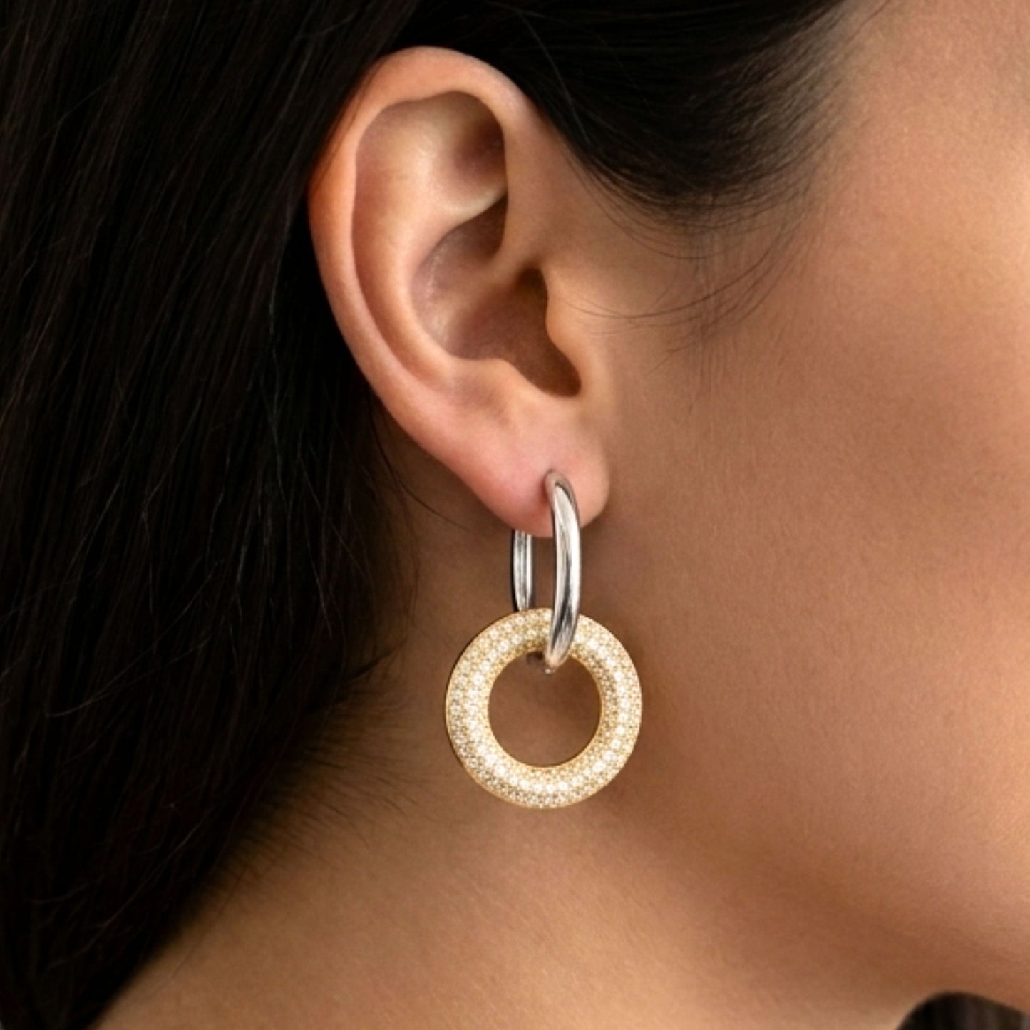 Chica luciendo Pendientes acero inoxidable dorado y plateado bicolor Circonitas blancas engastadas diseño joyería osnor moda mujer