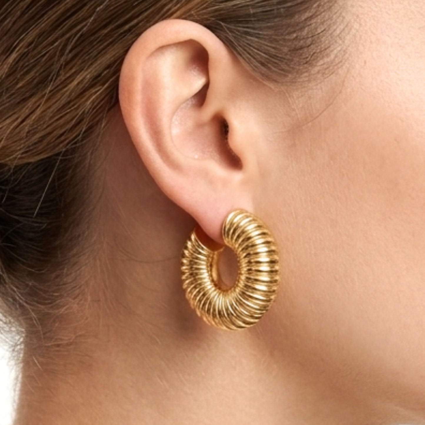 Chica luciendo Pendientes acero inoxidable dorado chapado oro 14ktes aros argollas diseño joyería osnor moda