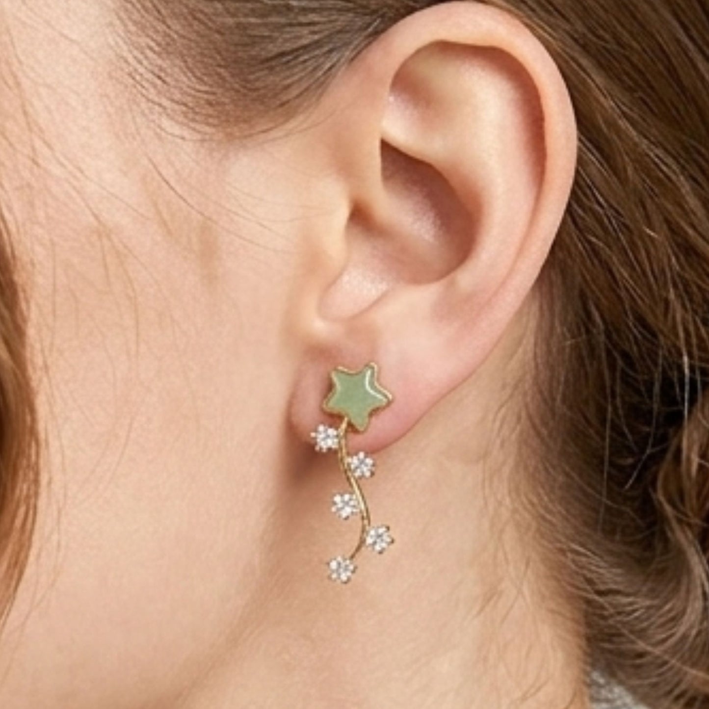 Chica luciendo Pendientes de acero inoxidable dorado chapado oro 14ktes diseño de joyería Osnor largos diseño mujer