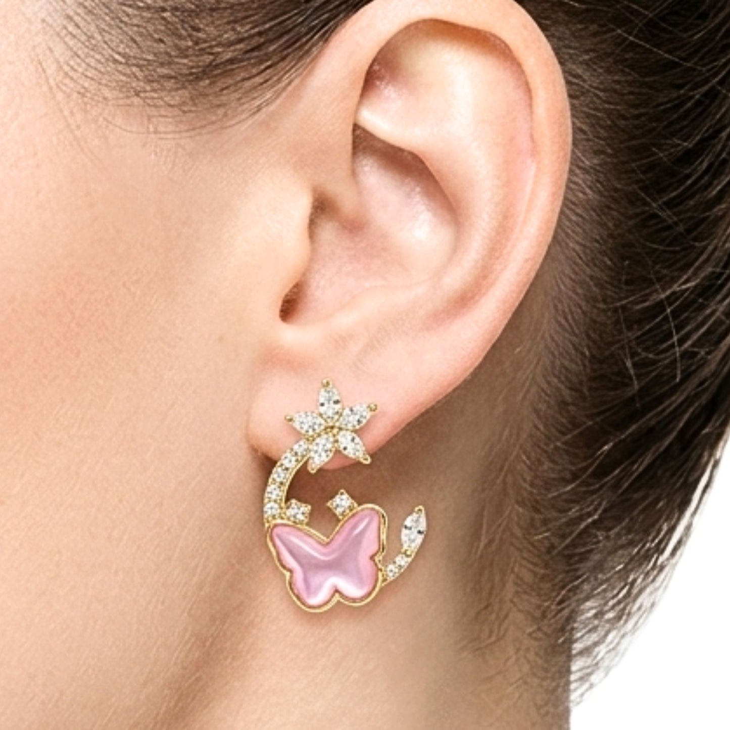 Chica luciendo Pendientes de acero inoxidable dorado chapado oro 14ktes diseño de joyería moda moderno elegante boda fiesta glamour lujo mujer diferente Circonitas blancas engastadas osnor